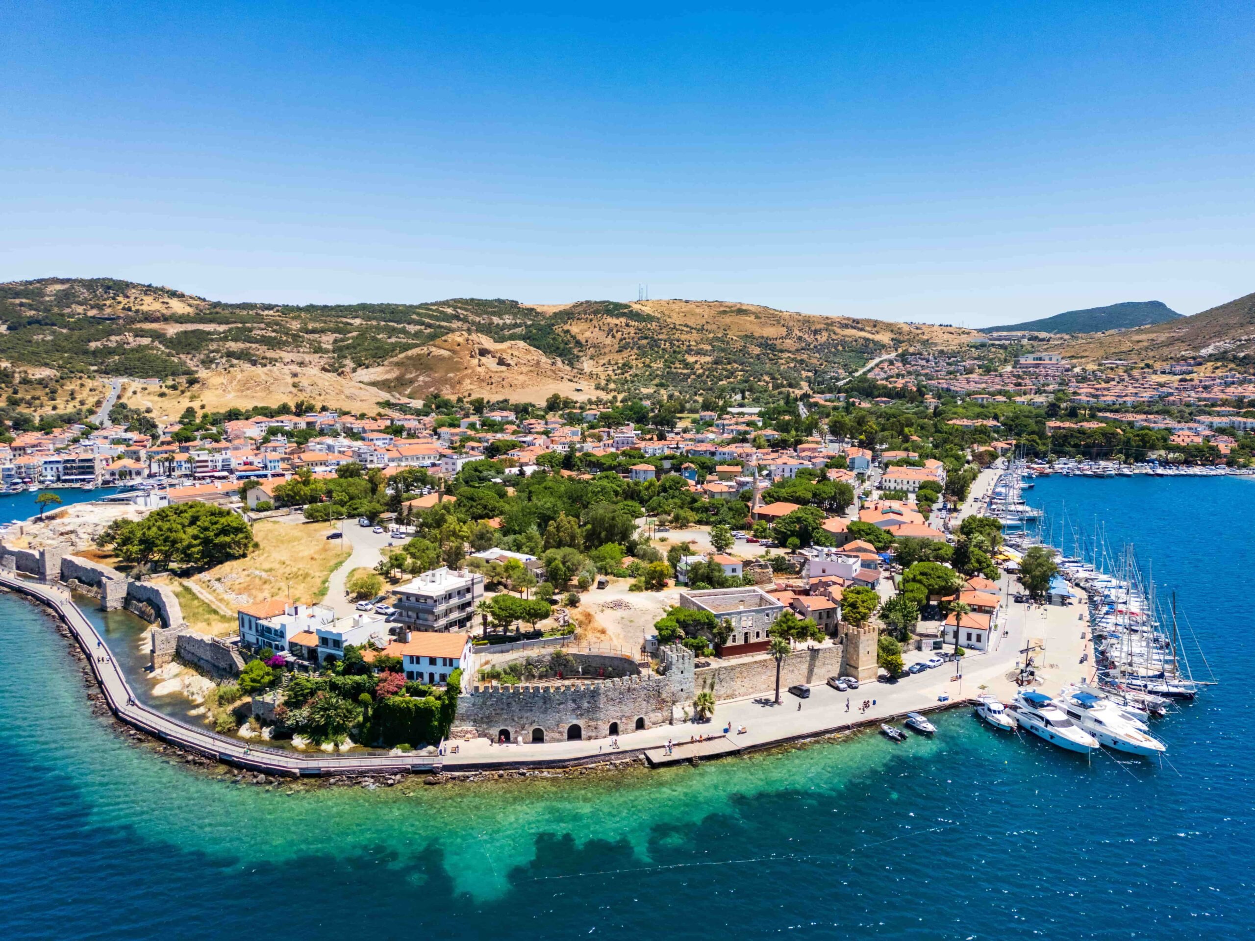 Eski Foça’da Gezilecek Yerler: Tarihle Doğanın Buluştuğu Sahil Kasabası