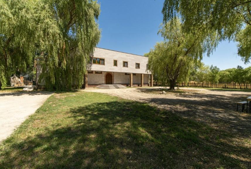 Sunolus Vineyard House