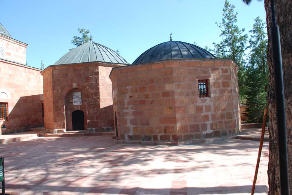 Hasandede Cami ve Türbesi