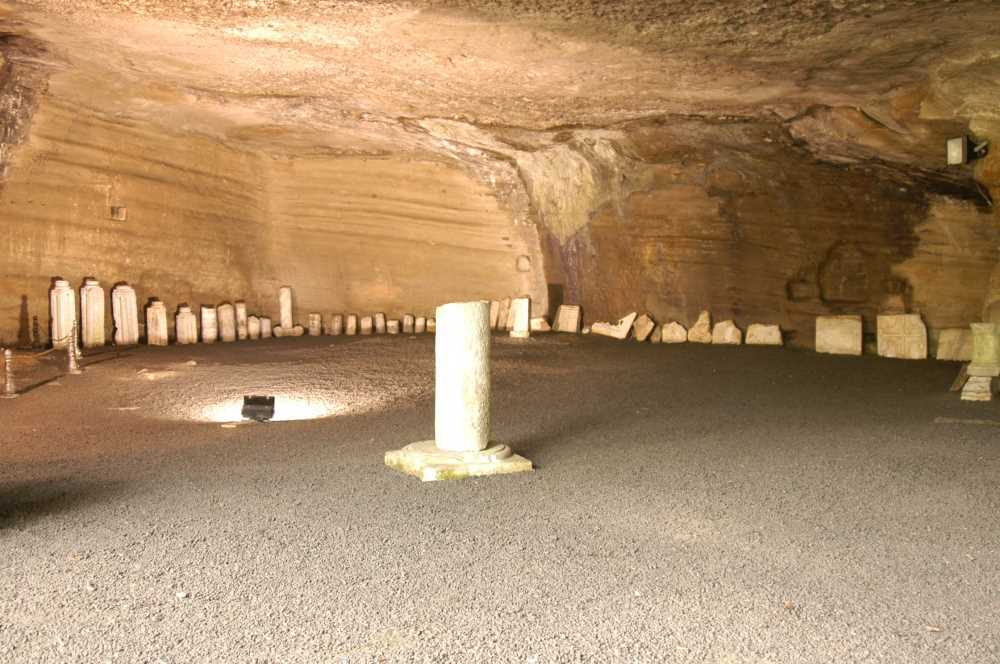 Antik kalıntılar ve mağara içi tarihi atmosfer, keşif ve turizm için ideal tatil rotası.