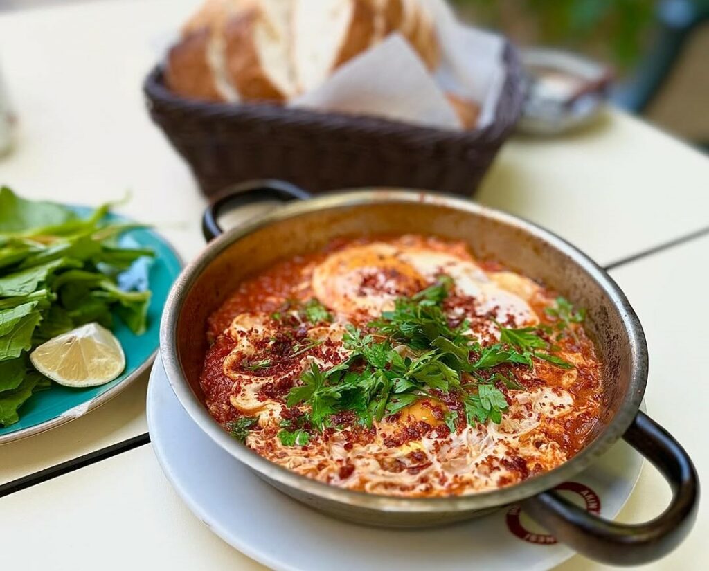 Meşhur Menemenci Akın & Tost