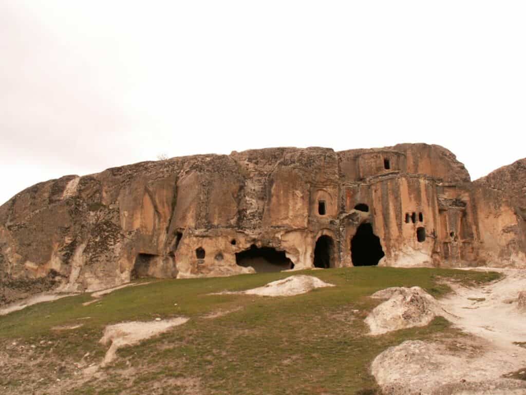 Ayazini Köyü ve Kaya Mezarları