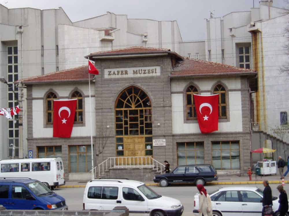 Tarihî Zafrer Müzesi, Türk bayraklarıyla süslenmiş, merkezi konumda, şehirde popüler turistik bir mekan.