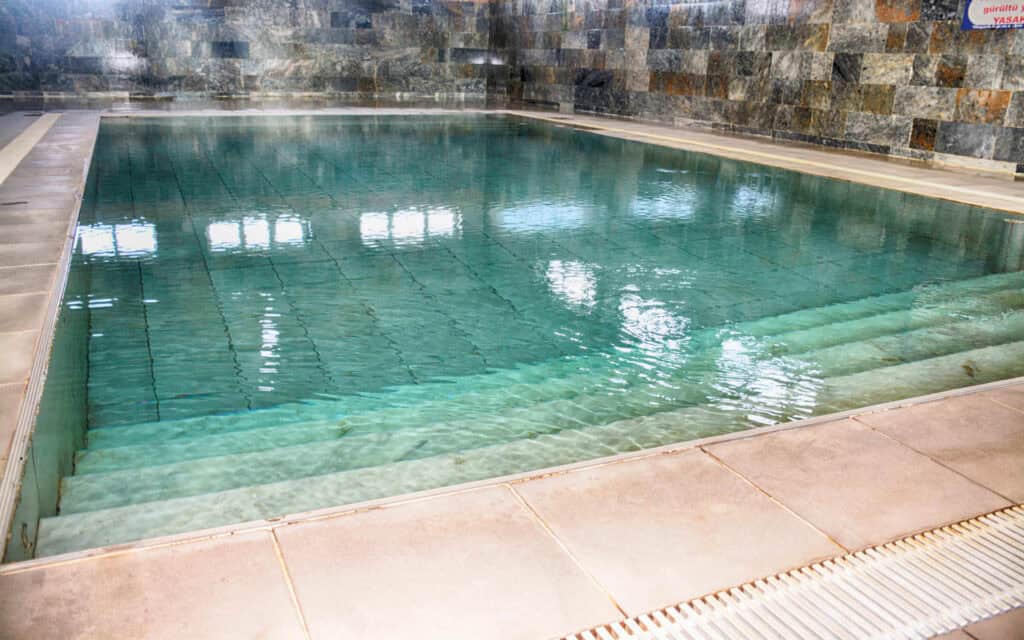 Buhar ve SPA merkezi içi kapalı havuz, rahatlatıcı ortam ve sağlıklı yaşam imkanı sunar.