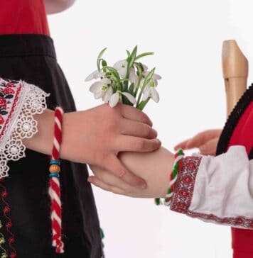 Marteniçka Ne Zaman Takılır? Anlamı, Hikayesi ve Yapılışı Marteniçka Ne Zaman Takılır? Anlamı, Hikayesi ve Yapılışı