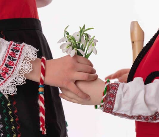 Marteniçka Ne Zaman Takılır? Anlamı, Hikayesi ve Yapılışı Marteniçka Ne Zaman Takılır? Anlamı, Hikayesi ve Yapılışı