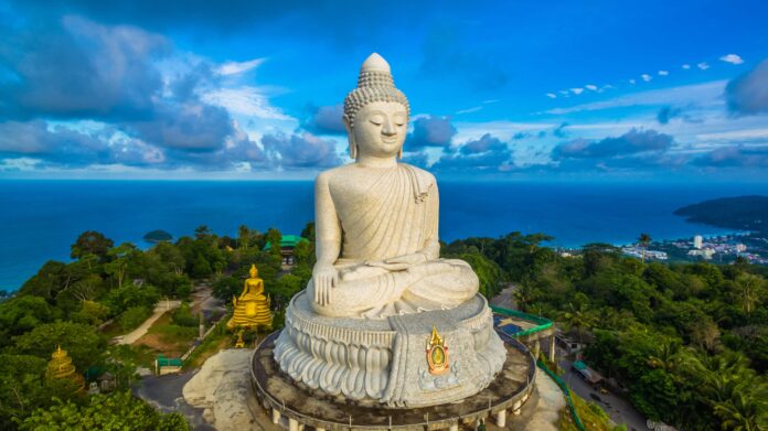 Eğlence Dolu Kumsallardan Büyüleyici Tapınaklara: Phuket Gezi Rehberi Eğlence Dolu Kumsallardan Büyüleyici Tapınaklara: Phuket Gezi Rehberi