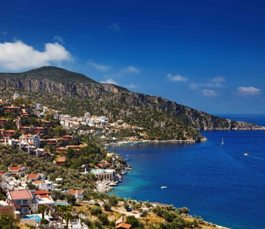 Maviliklere Açılan Taş Sokakları ile: Kalkan Gezi Rehberi İslamlar Köyü