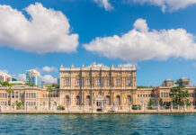 Geçmişin İhtişamı ile Şahlanan Yüzyıllık Hikayelere Yolculuk: İstanbul’un Görülmesi Gereken Tarihi Sarayları İstanbul’un Görülmesi Gereken Tarihi Sarayları