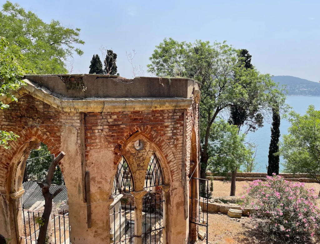 Süslü Mezar
